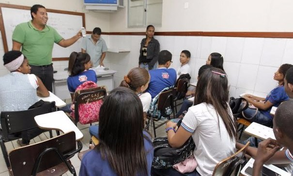Uso de celular em sala de aula divide opiniões no ensino público do Estado