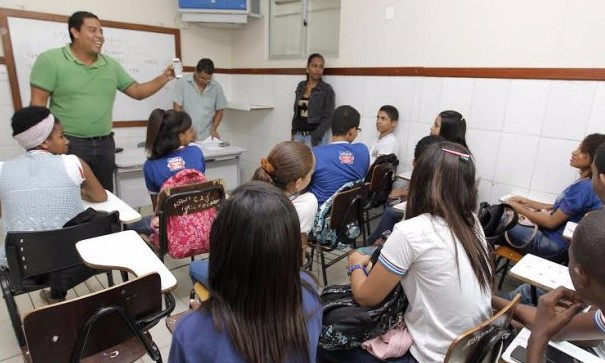 Estado libera o uso de celulares nas escolas para fins de consulta e pesquisa
