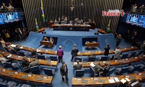 Senado derruba decisão do STF de afastar Aécio e devolve mandato ao tucano