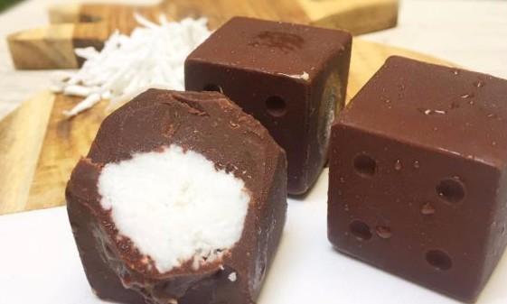 Dadinho de chocolate recheado com coco, delícia que não pesa na balança