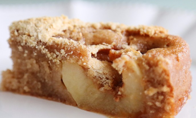 Bolo cremoso de maçã com doce de leite é uma delícia para qualquer hora do dia