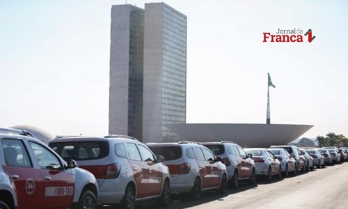 Projeto que regulamenta aplicativos de transporte, como Uber, vai à votação