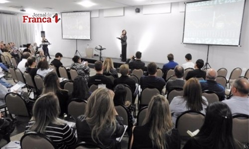 Economista faz projeção de cenário econômico em evento da Abicalçados