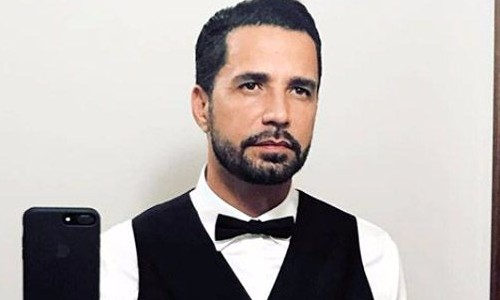 Após ter prisão decretada, cantor Latino faz piada em suas redes sociais: ‘Foragido’