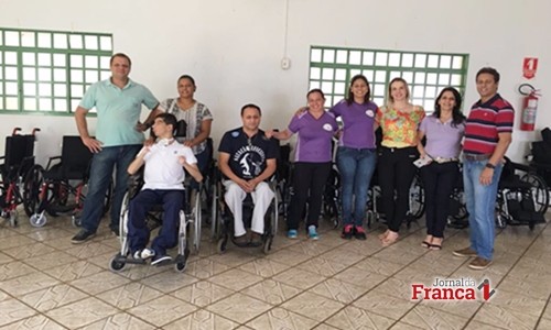 Saúde de Jeriquara entrega cadeiras especiais a acamados e deficientes