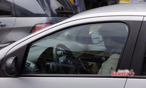 Motoristas entre 18 e 30 anos são os que mais usam o celular no trânsito