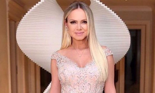 Apresentadora Eliana exibe boa forma após nascimento da segunda filha Manuela