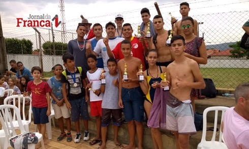 Garotada da Natação de Pedregulho faz bonito em Festival de Rifaina