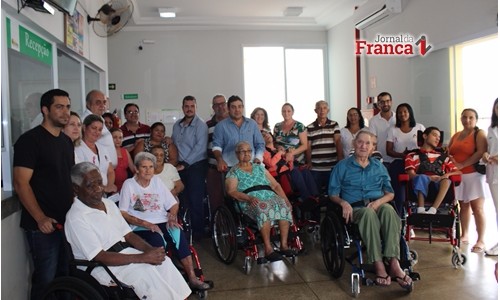 ​Pacientes recebem cadeiras de rodas da Secretaria de Saúde de Rifaina