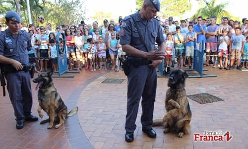 Canil da PM e mascotes do Proerd entusiasmam na Festa das Crianças