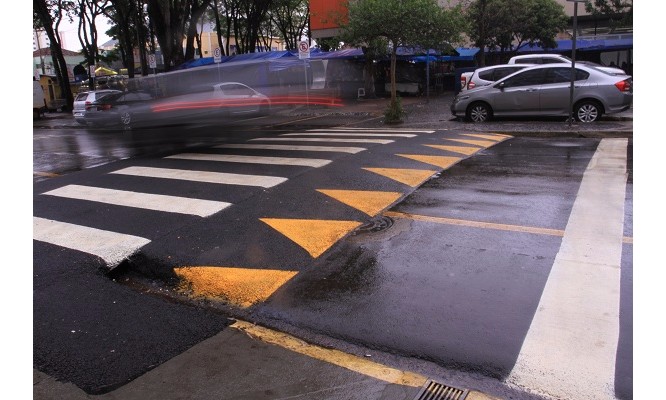 Lombada é construída sobre tampa da rede de esgoto em frente à Santa Casa local