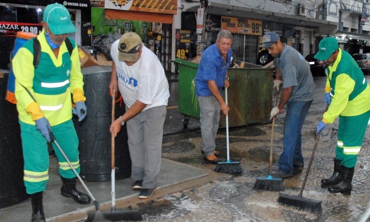 Centro de Franca recebe equipe para limpeza especial antes das festas