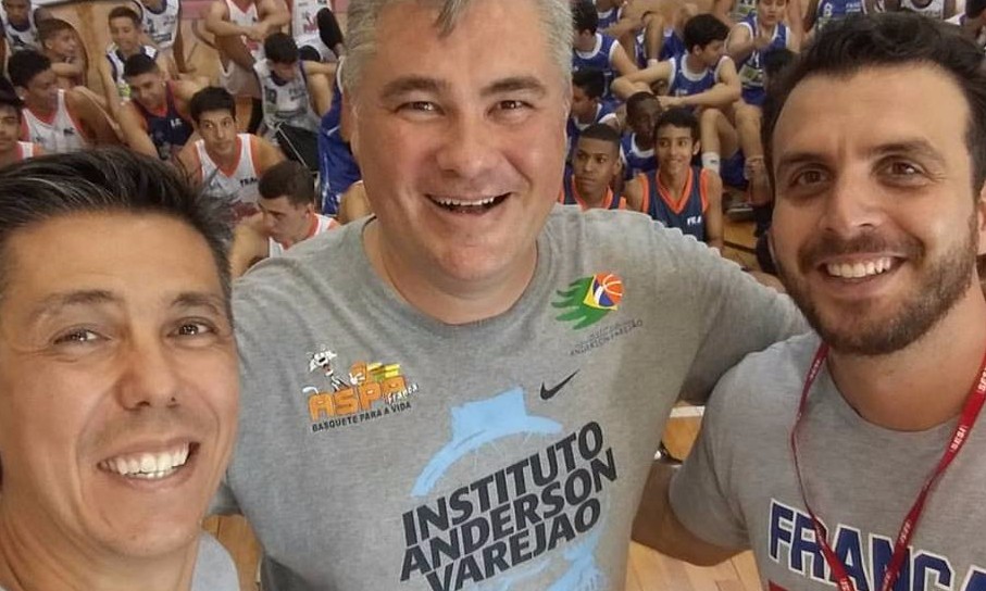 Crianças de projeto social de Varejão recebem 200 uniformes em Franca