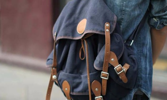 Em busca de praticidade, homens se rendem às bolsas e moda se renova