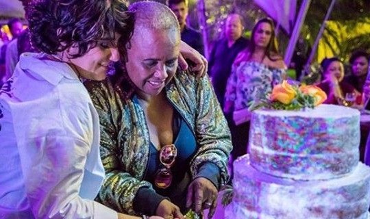 Cantora Sandra de Sá divulga foto inédita do casamento com a companheira
