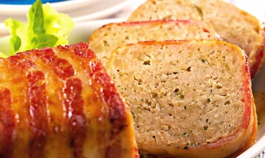 Bolo de frango com bacon além de rápido e fácil de fazer, é muito saboroso