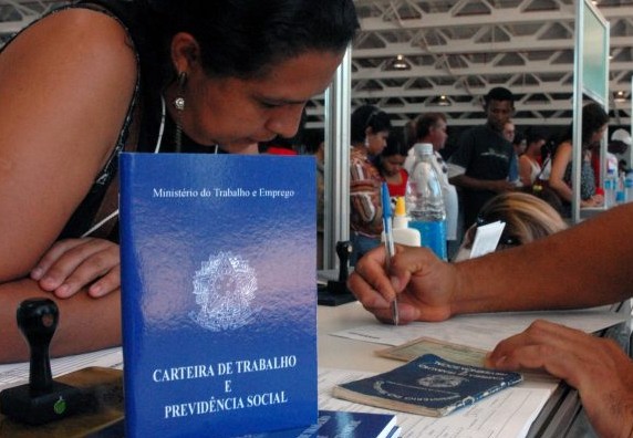 Empregos com carteira assinada têm alta pelo 7° mês em outubro de 2017