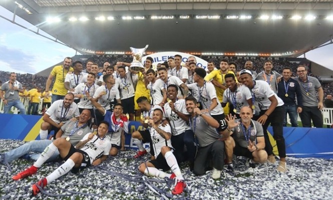 Corinthians empata com Atlético-MG e recebe troféu de heptacampeão