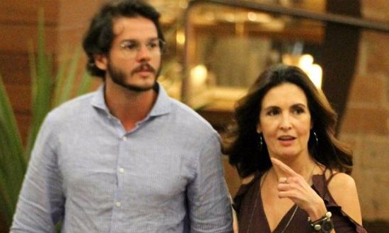 Namorado de Fátima Bernardes se irrita e rebate acusação de privilégios