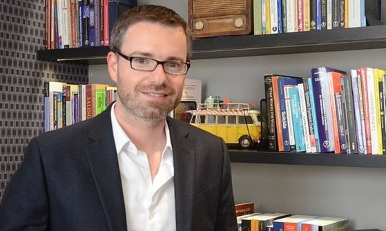 Médico brasileiro vence disputa na Inglaterra e recebe 1 milhão de libras