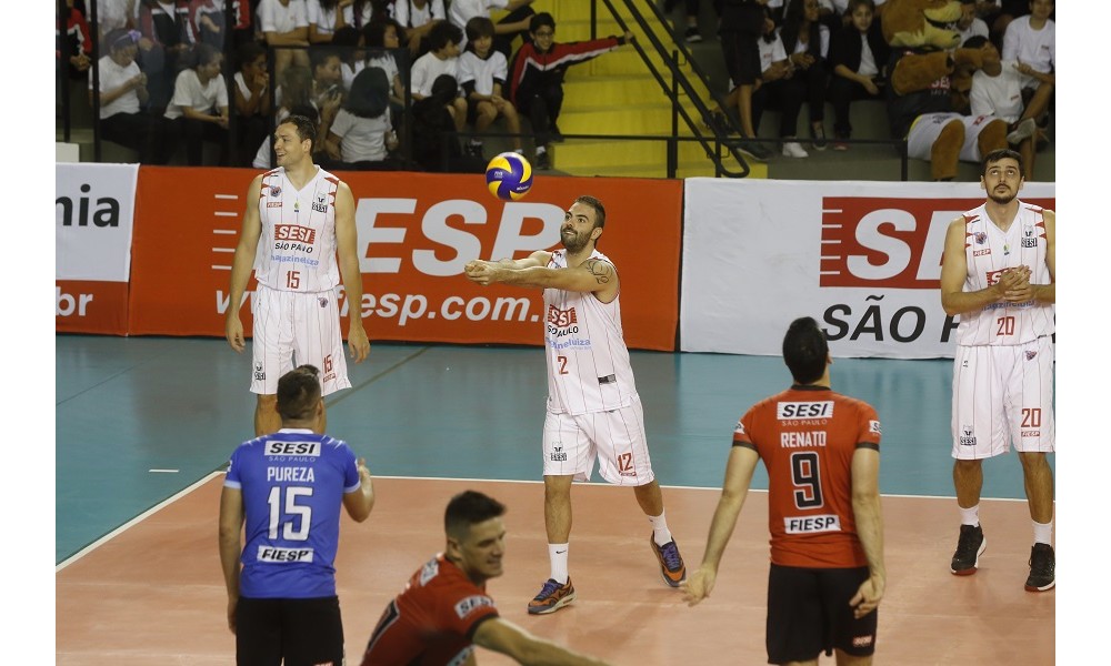 Times do basquete e de vôlei do Sesi fazem jogo festivo em São Paulo