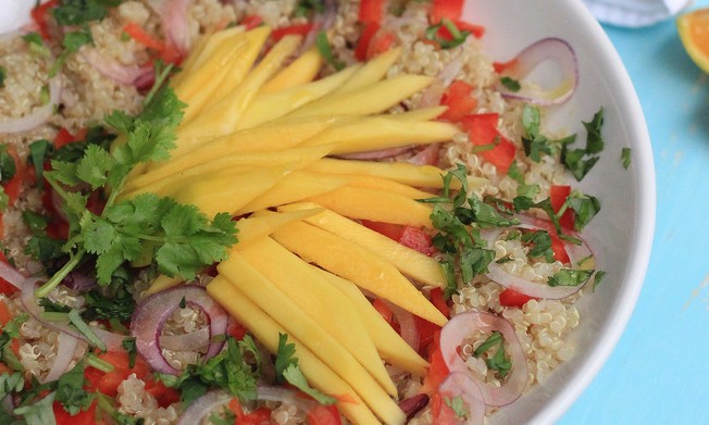Salada tailandesa com quinoa, manga e molho de peixe encanta pelo sabor