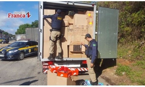 Polícia Rodoviária Federal apreende 5 mil pares de tênis falsificados