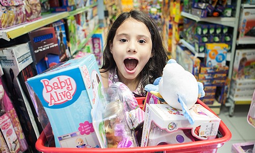 Cada vez mais comum, consumismo infantil exige que pais ensinem os filhos
