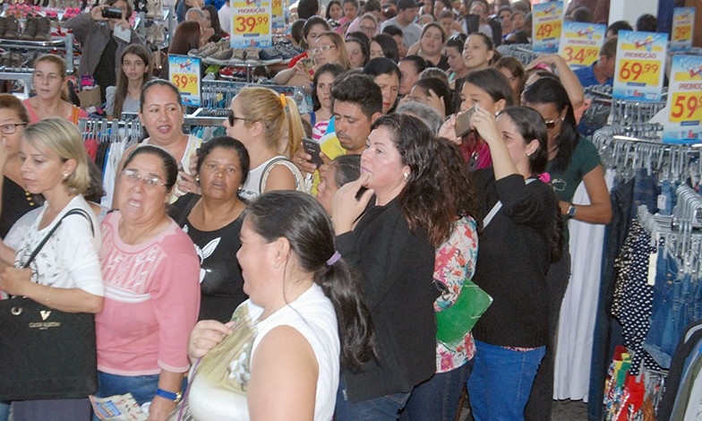 Lojas lotadas em Franca marcam as compras de última hora para o Natal