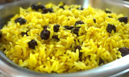 Arroz com laranja e passas é opção fácil e deliciosa para a ceia de Natal em família