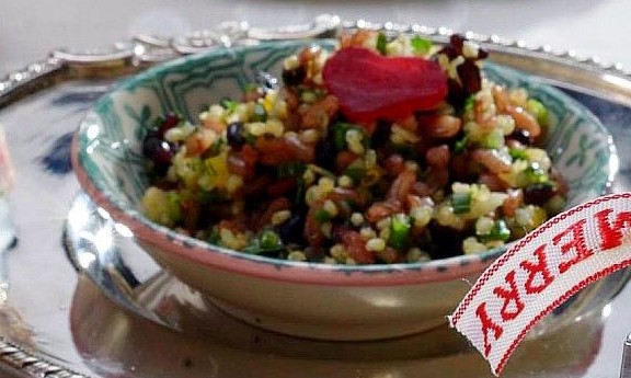 Que tal incluir na ceia uma saladinha de grãos que dá charme e sabor especial?