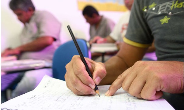 Pesquisa do IBGE revela que no Brasil ainda há mais de 12 milhões de analfabetos