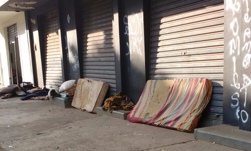 Após denúncia do JF, andarilhos deixam frente de escola no Jardim Redentor