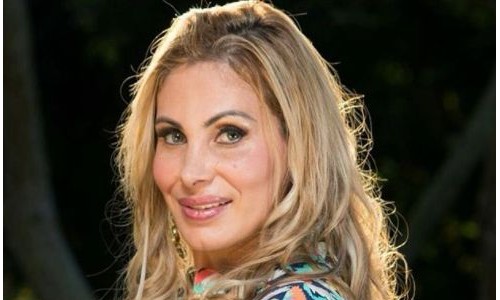 Ex- símbolo sexual, Angela Bismarchi quer virar pastora: ‘Estudo 3 horas por dia’