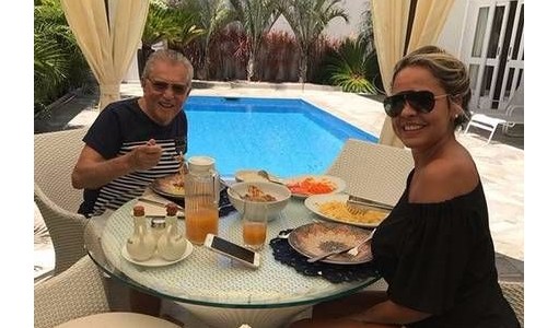 Aos 81 anos, apresentador Carlos Alberto de Nóbrega fica noivo da companheira