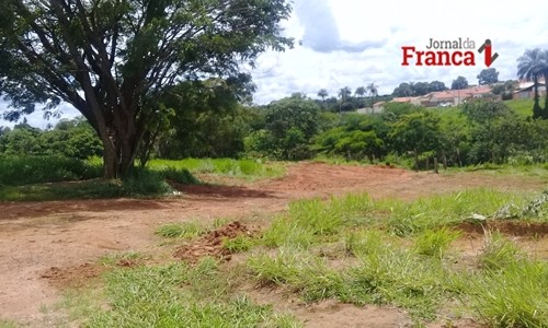 Prefeitura limpa passagem de pedestres para o bairro Morada do Sol