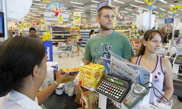 Impostos ultrapassam 64% dos preços de produtos de Natal e Ano Novo