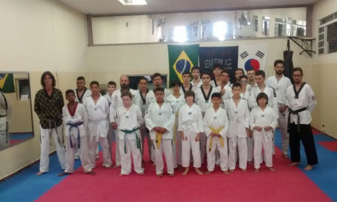 Taekwondo realiza exame de faixa e vários lutadores obtêm nova graduação