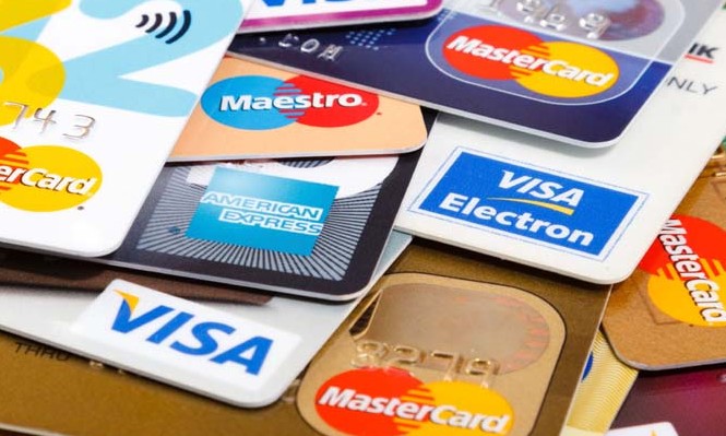Juro rotativo do cartão de crédito cai e fica em 333,8% em novembro