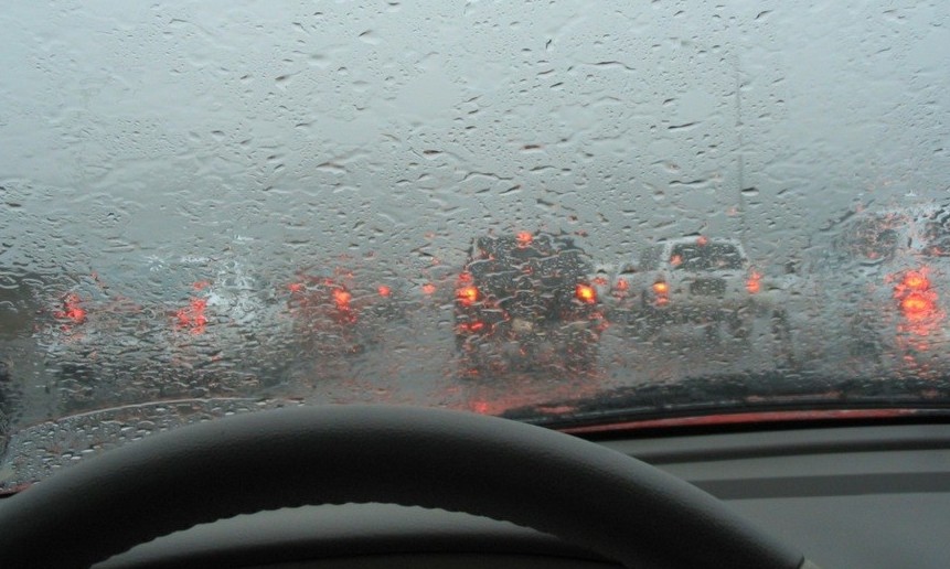 Viaje em segurança: com chuva, redobre a atenção nas estradas