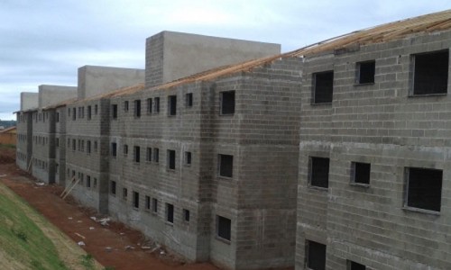Moradores protestam e prometem que vão ocupar o  Residencial Copacabana
