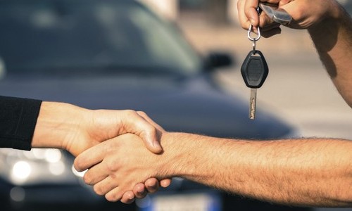 Compra e venda de carro usado merece atenção em detalhes importantes