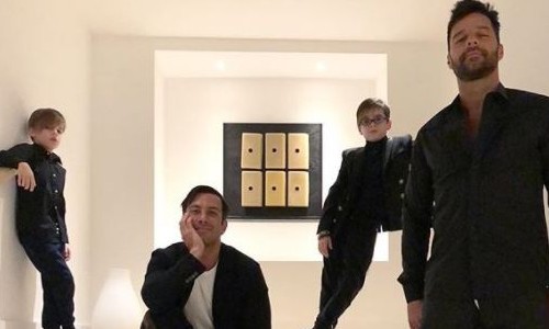 Ex-Menudo Ricky Martin conta como explica aos filhos que eles têm dois pais