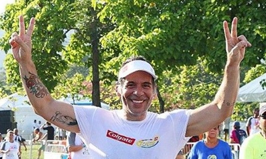Com 60 quilos a menos, Leandro Hassum participa de corrida de rua e comemora