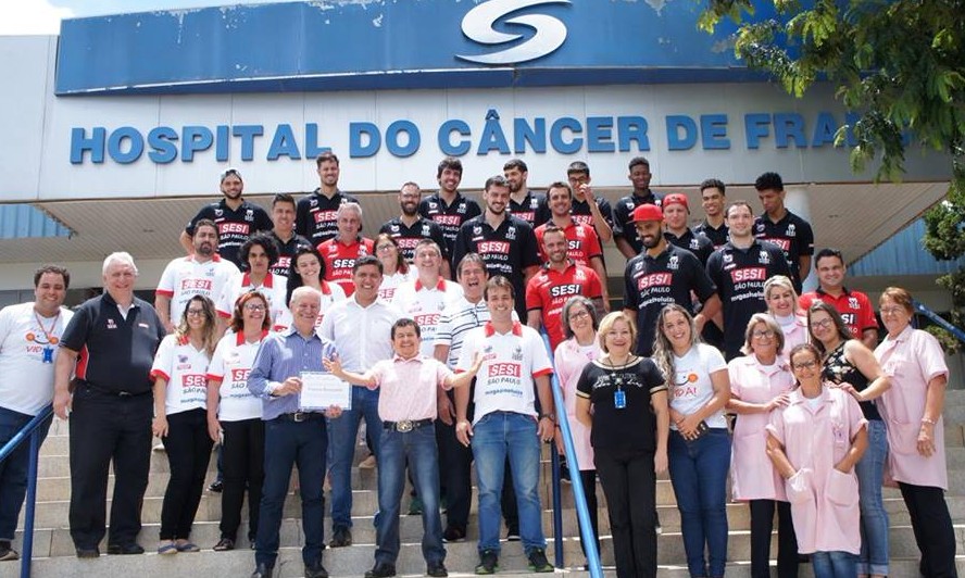 Jogadores do Sesi Franca Basquete participam de visita ao HC da cidade