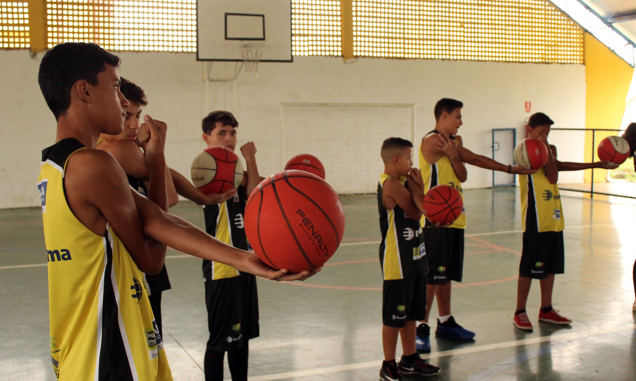 Instituto Anderson Varejão retoma aulas gratuitas para 200 crianças em Franca