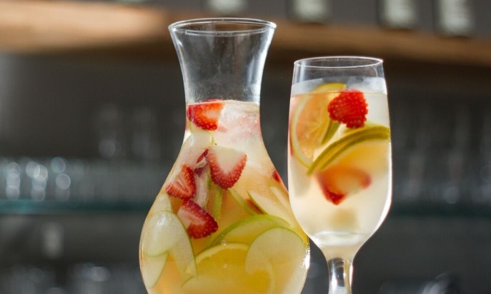 Quer um drinque leve e refrescante para os dias de calor? Sangria de saquê!