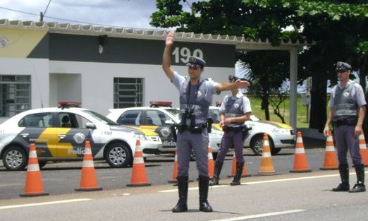Polícia Rodoviária fiscaliza o trânsito com a Operação Carnaval até quinta-feira