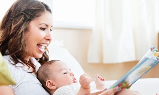 Ler em voz alta para os bebês faz bem para a sua inteligência, diz estudo