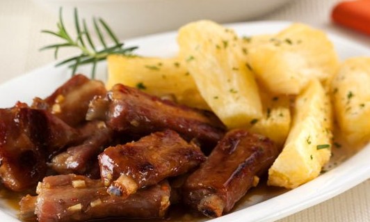 Quer um prato fácil e muito saboroso? Aposte na costelinha com mandioca